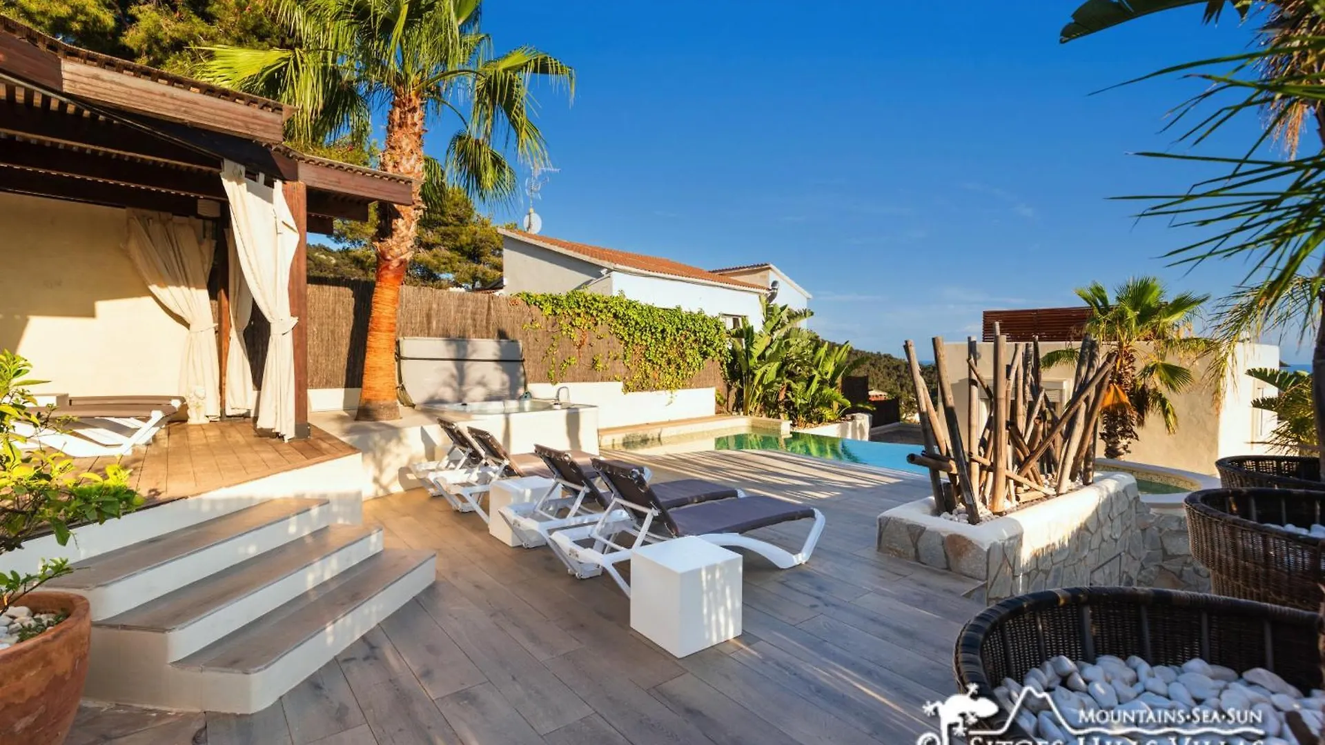 Stunning Villa Ibizenca With Private Pool In シッチェス